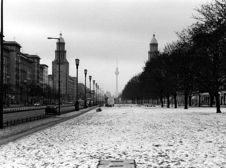 Berlin. Friedrichshain. Karl-Marx-Allee.
Februar 1996. Berlin. Friedrichshain. Karl-Marx-Allee.
Schlüsselwörter: Berlin;Deutschland;Friedrichshain;1996;Germany