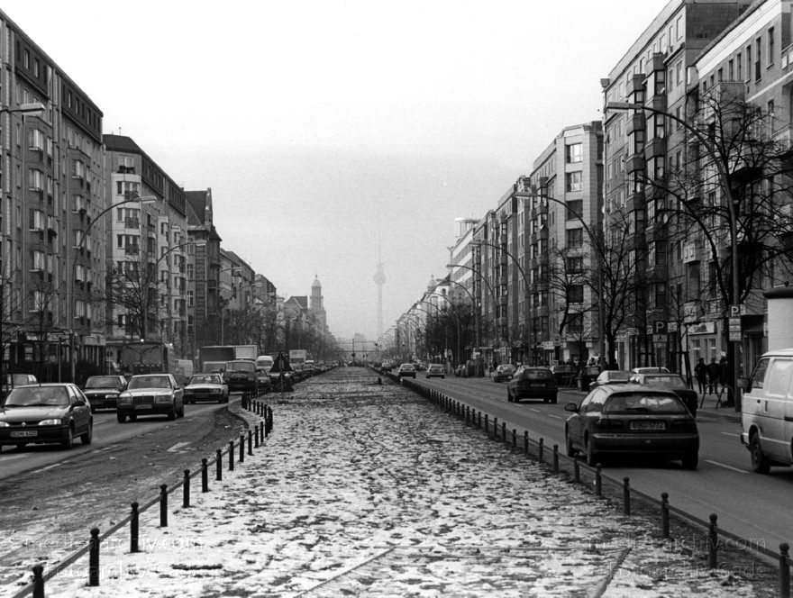 Berlin. Friedrichshain. Karl-Marx-Allee.
Februar 1996. Berlin. Friedrichshain. Karl-Marx-Allee.
Schlüsselwörter: Berlin;Deutschland;Friedrichshain;1996;Germany