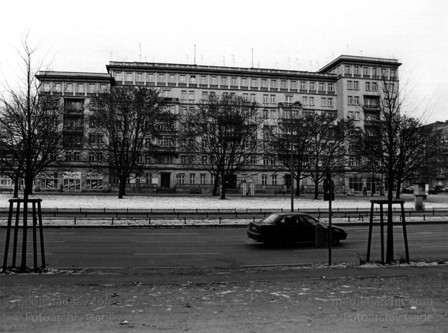 Berlin. Friedrichshain. Karl-Marx-Allee.
Februar 1996. Berlin. Friedrichshain. Karl-Marx-Allee.
Schlüsselwörter: Berlin;Deutschland;Friedrichshain;1996;Germany