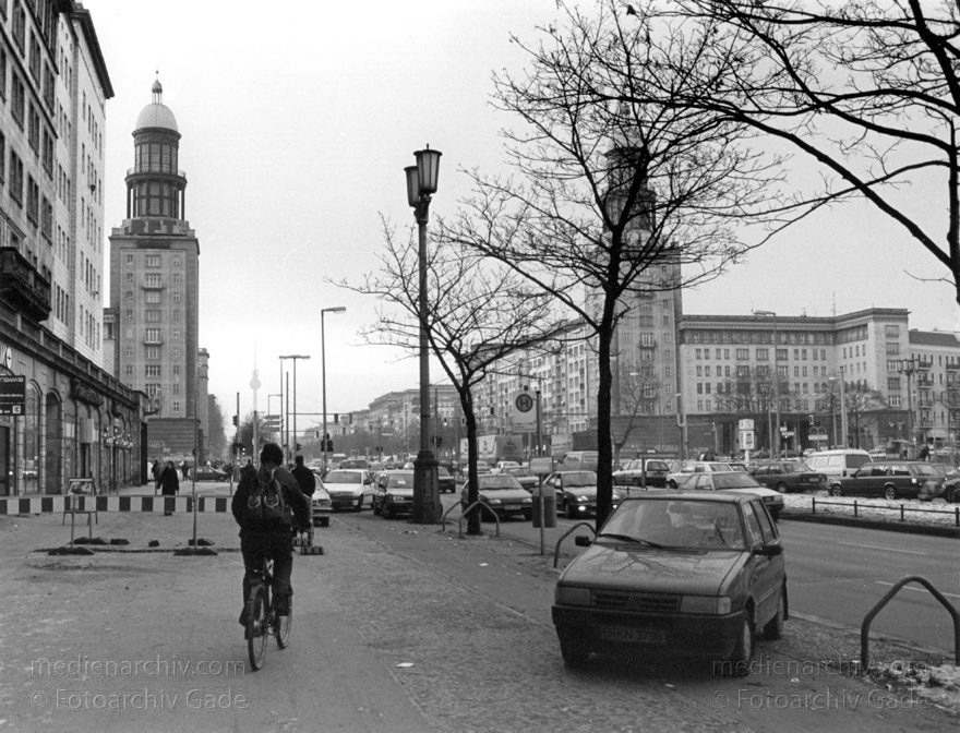 Berlin. Friedrichshain. Karl-Marx-Allee.
Februar 1996. Berlin. Friedrichshain. Karl-Marx-Allee.
Schlüsselwörter: Berlin;Deutschland;Friedrichshain;1996;Germany