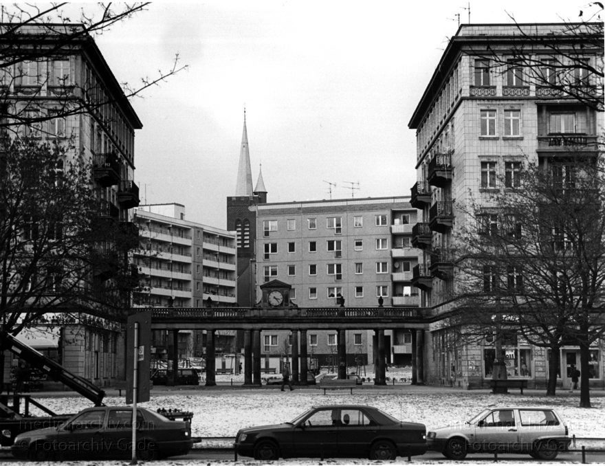 Berlin. Friedrichshain. Karl-Marx-Allee.
Februar 1996. Berlin. Friedrichshain. Karl-Marx-Allee.
Schlüsselwörter: Berlin;Deutschland;Friedrichshain;1996;Germany