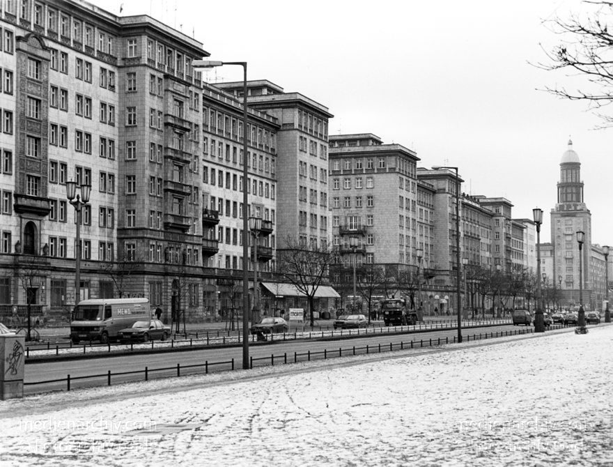 Berlin. Friedrichshain. Karl-Marx-Allee.
Februar 1996. Berlin. Friedrichshain. Karl-Marx-Allee.
Schlüsselwörter: Berlin;Deutschland;Friedrichshain;1996;Germany