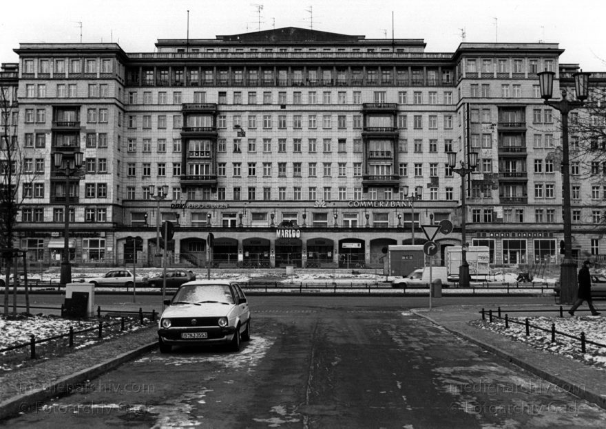 Berlin. Friedrichshain. Karl-Marx-Allee.
Februar 1996. Berlin. Friedrichshain. Karl-Marx-Allee.
Schlüsselwörter: Berlin;Deutschland;Friedrichshain;1996;Germany