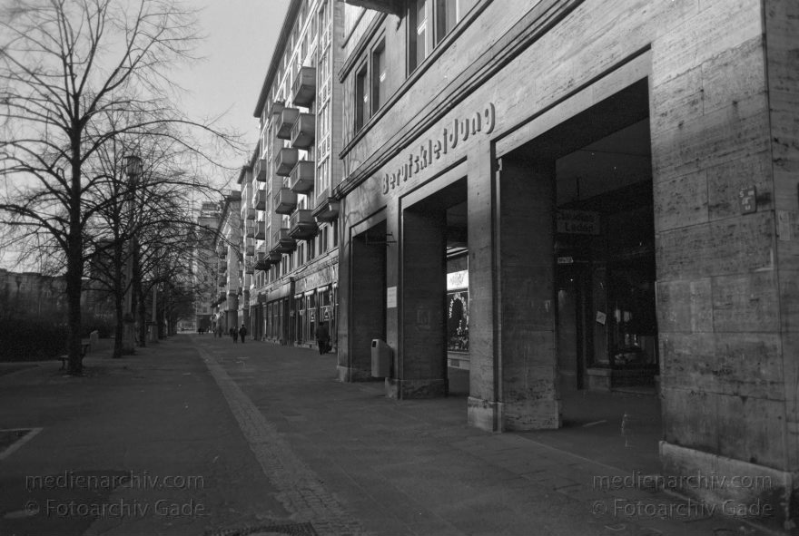 Berlin. Friedrichshain. Karl-Marx-Allee
September 1996. Berlin. Friedrichshain. Karl-Marx-Allee
Schlüsselwörter: Berlin;Deutschland;Friedrichshain;Germany;1996;Karl-Marx-Allee