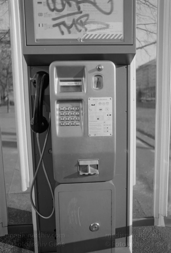 Berlin. Friedrichshain. Karl-Marx-Allee. Telefonzelle.
September 1996. Berlin. Friedrichshain. Karl-Marx-Allee. Telefonzelle.
Schlüsselwörter: Berlin;Deutschland;Friedrichshain;Germany;Karl-Marx-Allee;1996;Telefonzellen