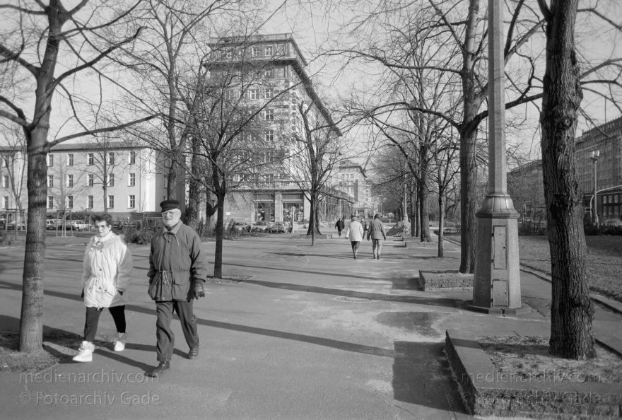 Berlin. Friedrichshain. Karl-Marx-Allee
September 1996. Berlin. Friedrichshain. Karl-Marx-Allee
Schlüsselwörter: Berlin;Deutschland;Friedrichshain;Germany;1996;Karl-Marx-Allee