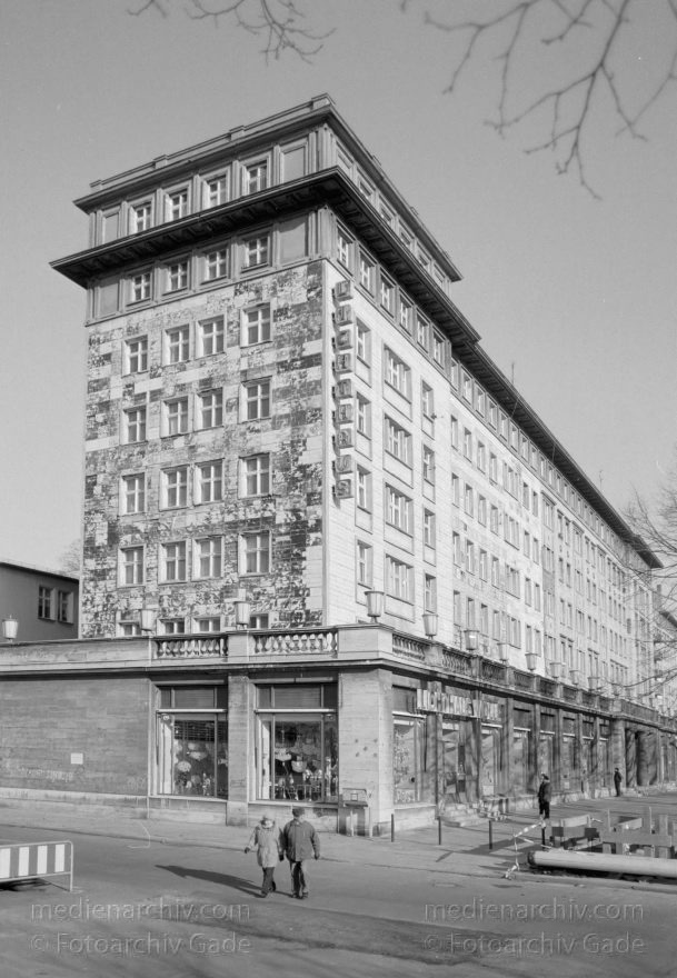 Berlin. Friedrichshain. Karl-Marx-Allee
September 1996. Berlin. Friedrichshain. Karl-Marx-Allee
Schlüsselwörter: Berlin;Deutschland;Friedrichshain;Germany;1996;Karl-Marx-Allee