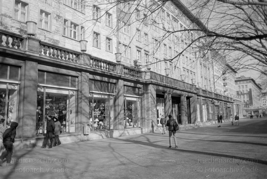 Berlin. Friedrichshain. Karl-Marx-Allee
September 1996. Berlin. Friedrichshain. Karl-Marx-Allee
Schlüsselwörter: Berlin;Deutschland;Friedrichshain;Germany;1996;Karl-Marx-Allee