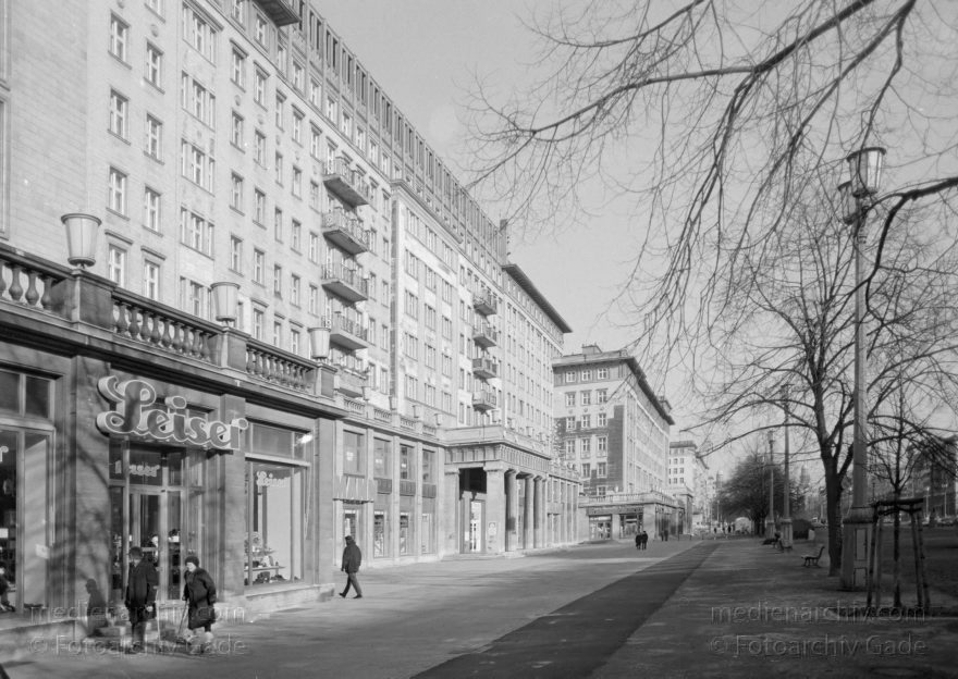 Berlin. Friedrichshain. Karl-Marx-Allee
September 1996. Berlin. Friedrichshain. Karl-Marx-Allee
Schlüsselwörter: Berlin;Deutschland;Friedrichshain;Germany;1996;Karl-Marx-Allee