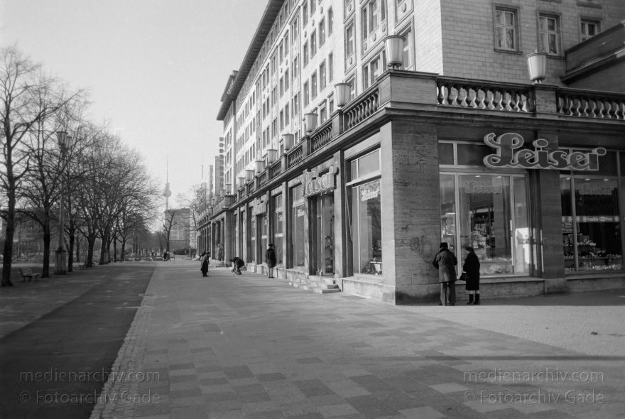 Berlin. Friedrichshain. Karl-Marx-Allee
September 1996. Berlin. Friedrichshain. Karl-Marx-Allee
Schlüsselwörter: Berlin;Deutschland;Friedrichshain;Germany;1996;Karl-Marx-Allee