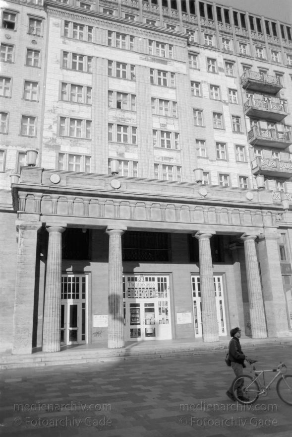 Berlin. Friedrichshain. Karl-Marx-Allee
September 1996. Berlin. Friedrichshain. Karl-Marx-Allee
Schlüsselwörter: Berlin;Deutschland;Friedrichshain;Germany;1996;Karl-Marx-Allee
