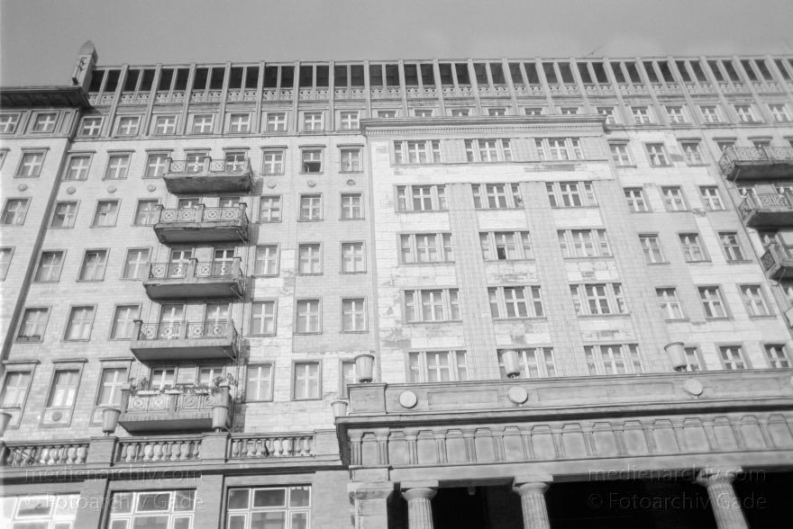 Berlin. Friedrichshain. Karl-Marx-Allee
September 1996. Berlin. Friedrichshain. Karl-Marx-Allee
Schlüsselwörter: Berlin;Deutschland;Friedrichshain;Germany;1996;Karl-Marx-Allee