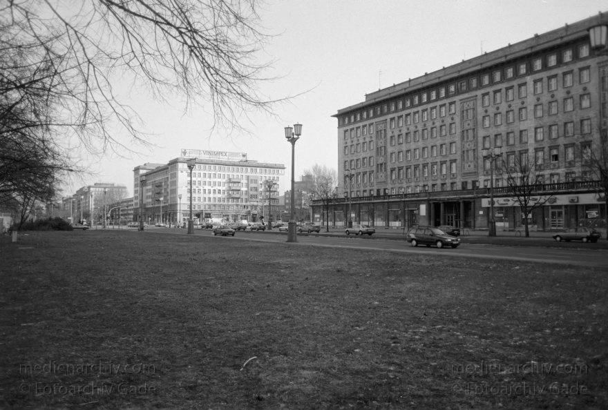 Berlin. Friedrichshain. Karl-Marx-Allee
September 1996. Berlin. Friedrichshain. Karl-Marx-Allee
Schlüsselwörter: Berlin;Deutschland;Friedrichshain;Germany;1996;Karl-Marx-Allee