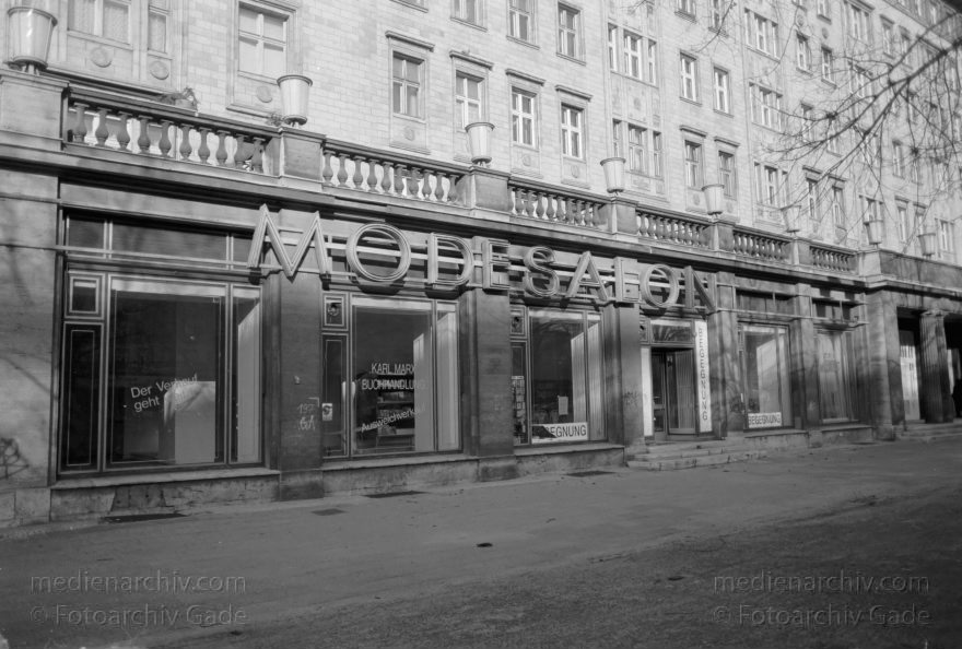 Berlin. Friedrichshain. Karl-Marx-Allee
September 1996. Berlin. Friedrichshain. Karl-Marx-Allee
Schlüsselwörter: Berlin;Deutschland;Friedrichshain;Germany;1996;Karl-Marx-Allee