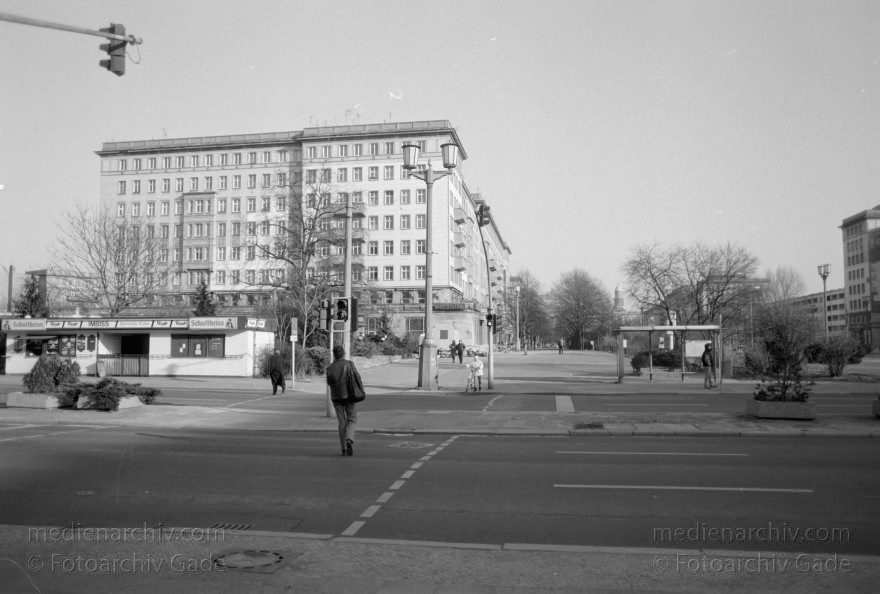 Berlin. Friedrichshain. Karl-Marx-Allee
September 1996. Berlin. Friedrichshain. Karl-Marx-Allee
Schlüsselwörter: Berlin;Deutschland;Friedrichshain;Germany;1996;Karl-Marx-Allee