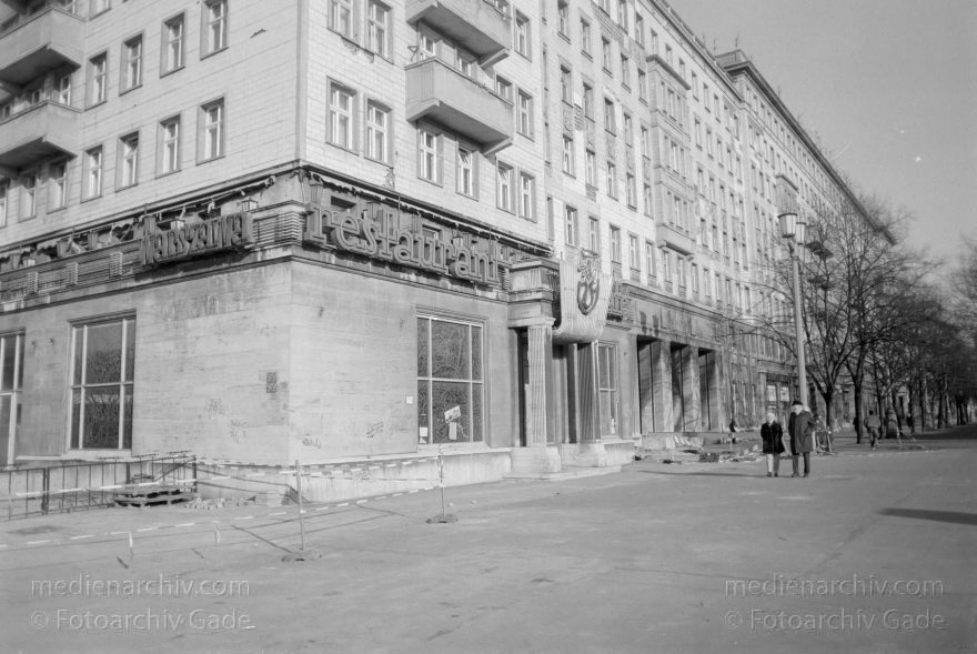 Berlin. Friedrichshain. Karl-Marx-Allee
September 1996. Berlin. Friedrichshain. Karl-Marx-Allee
Schlüsselwörter: Berlin;Deutschland;Friedrichshain;Germany;1996;Karl-Marx-Allee