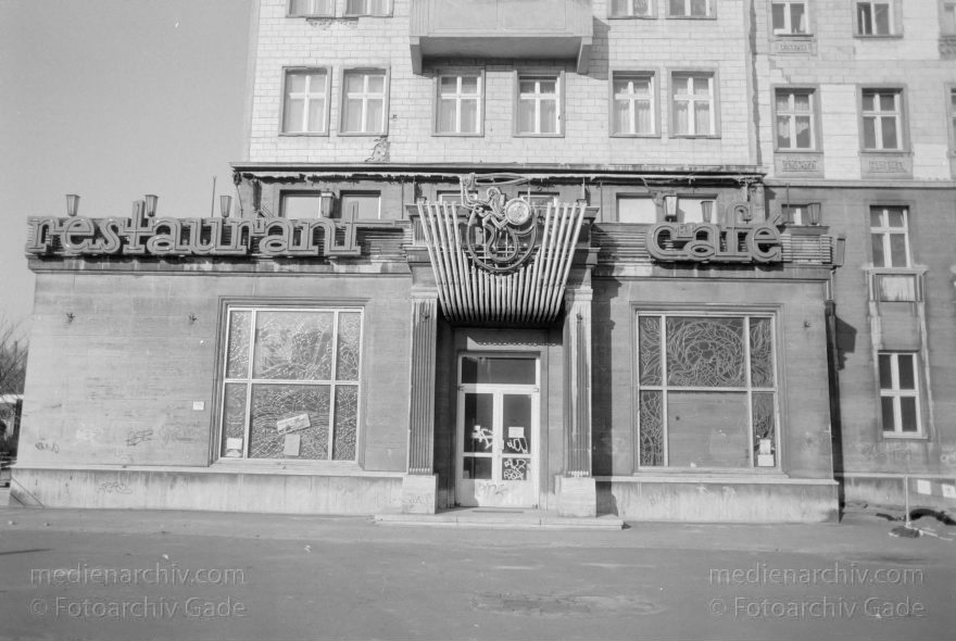 Berlin. Friedrichshain. Karl-Marx-Allee
September 1996. Berlin. Friedrichshain. Karl-Marx-Allee
Schlüsselwörter: Berlin;Deutschland;Friedrichshain;Germany;1996;Karl-Marx-Allee