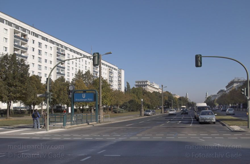 Berlin. Friedrichshain. Karl-Marx-Allee.
17. 10. 2006. Berlin. Friedrichshain. Karl-Marx-Allee.
Schlüsselwörter: Berlin;Deutschland;Friedrichshain;Germany;2006;Karl-Marx-Allee