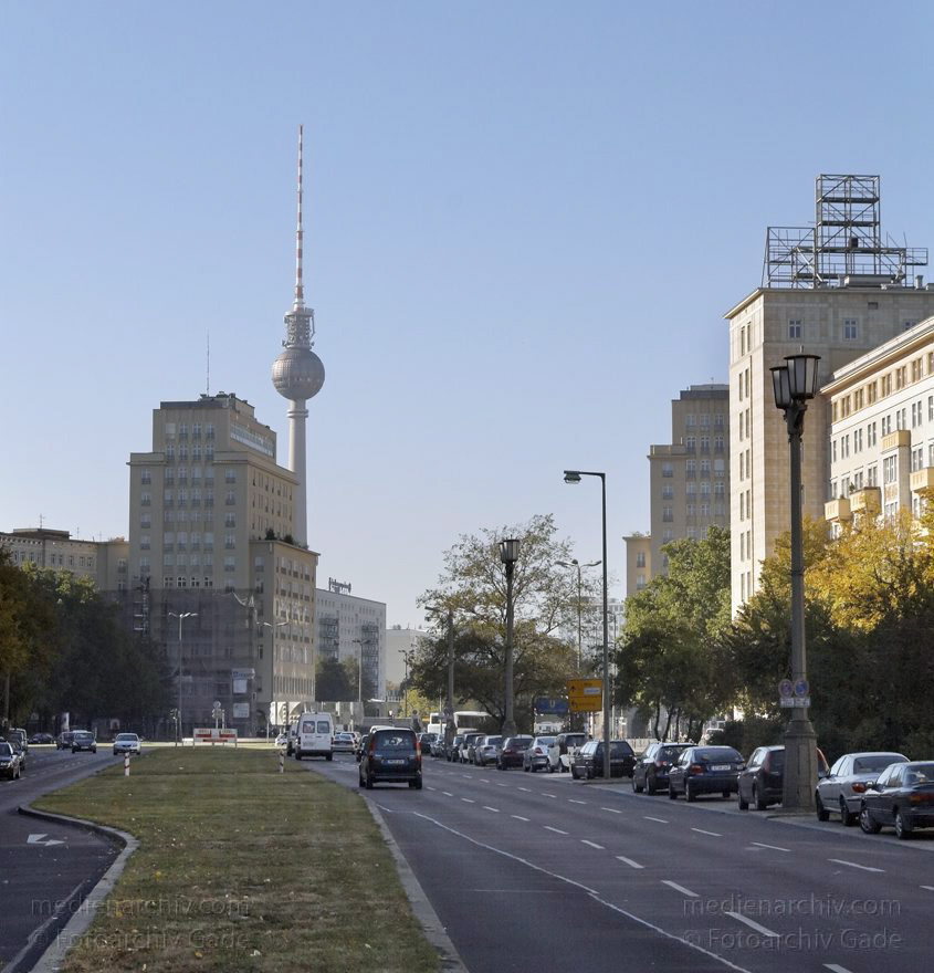 Berlin. Friedrichshain. Karl-Marx-Allee. Fernsehturm
17. 10. 2006. Berlin. Friedrichshain. Karl-Marx-Allee. Fernsehturm
Schlüsselwörter: Berlin;Deutschland;Friedrichshain;Germany;2006;Karl-Marx-Allee