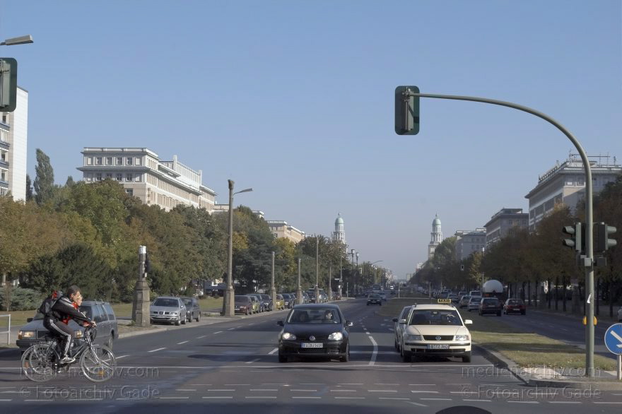Berlin. Friedrichshain. Karl-Marx-Allee.
17. 10. 2006. Berlin. Friedrichshain. Karl-Marx-Allee.
Schlüsselwörter: Berlin;Deutschland;Friedrichshain;Germany;2006;Karl-Marx-Allee