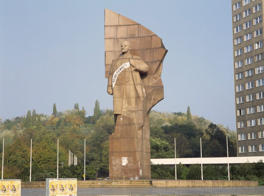 Berlin. Friedrichshain. Lenin Denkmal am Platz der Vereinten Nationen
17. 10. 1991. Deutschland. Berlin. Friedrichshain. Lenin Denkmal am Platz der Vereinten Nationen
Schlüsselwörter: Berlin;Deutschland;Friedrichshain;Germany;Lenin Denkmal;1991;Platz der Vereinten Nationen