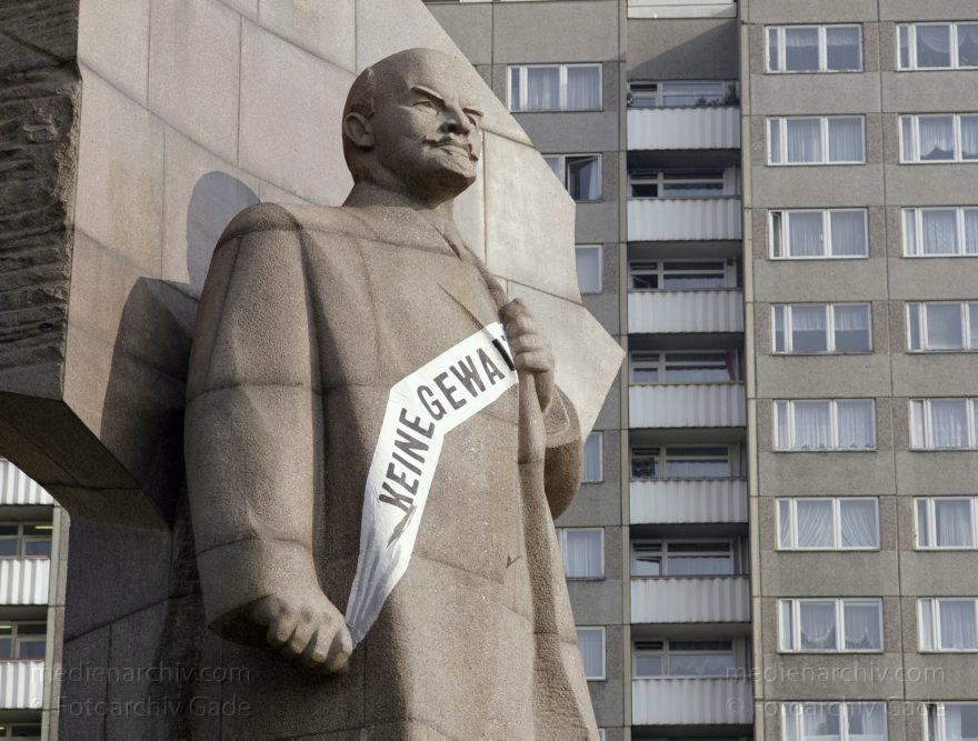 Berlin. Friedrichshain. Lenin Denkmal am Platz der Vereinten Nationen
17. 10. 1991. Deutschland. Berlin. Friedrichshain. Lenin Denkmal am Platz der Vereinten Nationen
Schlüsselwörter: Berlin;Deutschland;Friedrichshain;Germany;Lenin Denkmal;1991;Platz der Vereinten Nationen