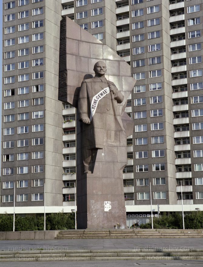 Berlin. Friedrichshain. Lenin Denkmal am Platz der Vereinten Nationen
17. 10. 1991. Deutschland. Berlin. Friedrichshain. Lenin Denkmal am Platz der Vereinten Nationen
Schlüsselwörter: Berlin;Deutschland;Friedrichshain;Germany;Lenin Denkmal;1991;Platz der Vereinten Nationen