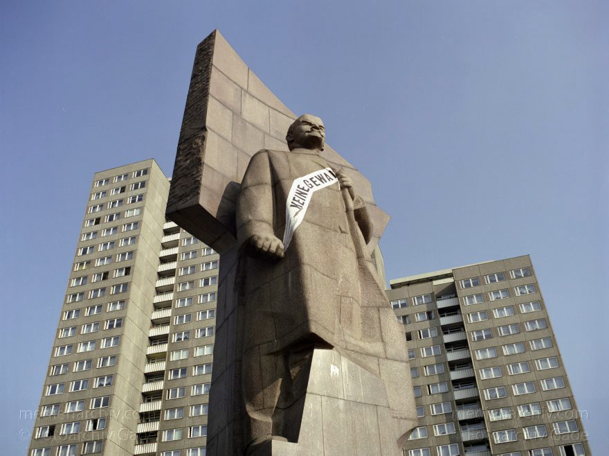 Berlin. Friedrichshain. Lenin Denkmal am Platz der Vereinten Nationen
17. 10. 1991. Deutschland. Berlin. Friedrichshain. Lenin Denkmal am Platz der Vereinten Nationen
Schlüsselwörter: Berlin;Deutschland;Friedrichshain;Germany;Lenin Denkmal;1991;Platz der Vereinten Nationen