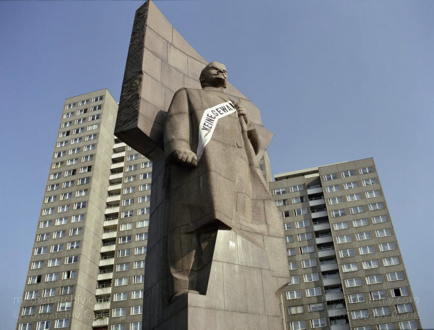 Berlin. Friedrichshain. Lenin Denkmal am Platz der Vereinten Nationen
17. 10. 1991. Deutschland. Berlin. Friedrichshain. Lenin Denkmal am Platz der Vereinten Nationen
Schlüsselwörter: Berlin;Deutschland;Friedrichshain;Germany;Lenin Denkmal;1991;Platz der Vereinten Nationen