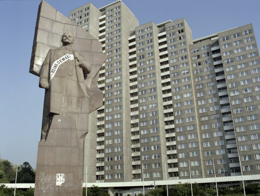 Berlin. Friedrichshain. Lenin Denkmal am Platz der Vereinten Nationen
17. 10. 1991. Deutschland. Berlin. Friedrichshain. Lenin Denkmal am Platz der Vereinten Nationen
Schlüsselwörter: Berlin;Deutschland;Friedrichshain;Germany;Lenin Denkmal;1991;Platz der Vereinten Nationen