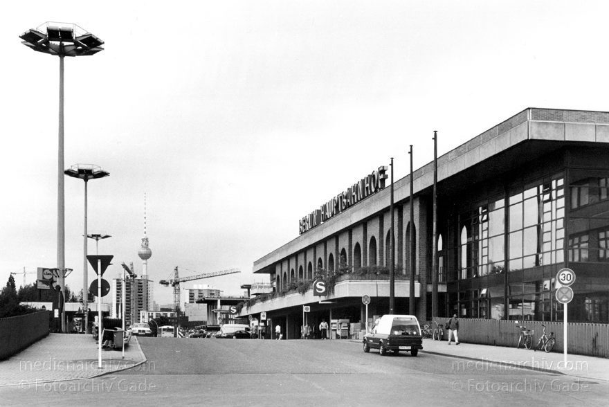 Berlin. Friedrichshain. Bahnhof
Februar 1996. Berlin. Friedrichshain. (Bezeichnung zwischen 1987 bis 1998) Berlin Hauptbahnhof. Seit 1998 Ostbahnhof
Schlüsselwörter: Bahnhof;Berlin;Deutschland;Friedrichshain;Germany;Hauptbahnhof;1996;Ostbahnhof