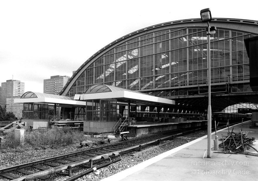Berlin. Friedrichshain.
Februar 1996. Berlin. Friedrichshain. (Bezeichnung zwischen 1987 bis 1998) Berlin Hauptbahnhof. Seit 1998 Ostbahnhof.
Schlüsselwörter: Bahnhof;Berlin;Deutschland;Friedrichshain;Germany;1996;Ostbahnhof