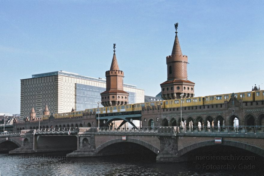 Berlin. Friedrichshain. Spree. Oberbaumbrücke
November 2002. Berlin. Friedrichshain. Fluss. Spree. Oberbaumbrücke
Schlüsselwörter: Berlin;Brücke;Deutschland;Fluss;Fluß;Friedrichshain;Germany;Oberbaumbrücke;2002;Spree