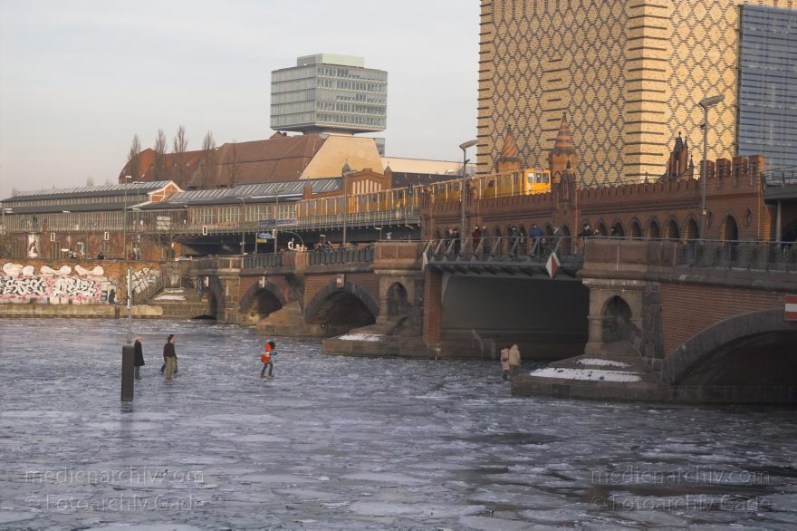 Berlin. Friedrichshain. Oberbaumbrücke. Zugefrorener
29. 1. 2006. Berlin. Friedrichshain. Oberbaumbrücke. Zugefrorener Fluss. Fluß Spree. Bereich zwischen Friedrichshain und Kreuzberg. Winter.
Schlüsselwörter: Berlin;Deutschland;Eis;Fluss;Fluß;Friedrichshain;Germany;Kreuzberg;Oberbaumbrücke;Spree;2006;Winter