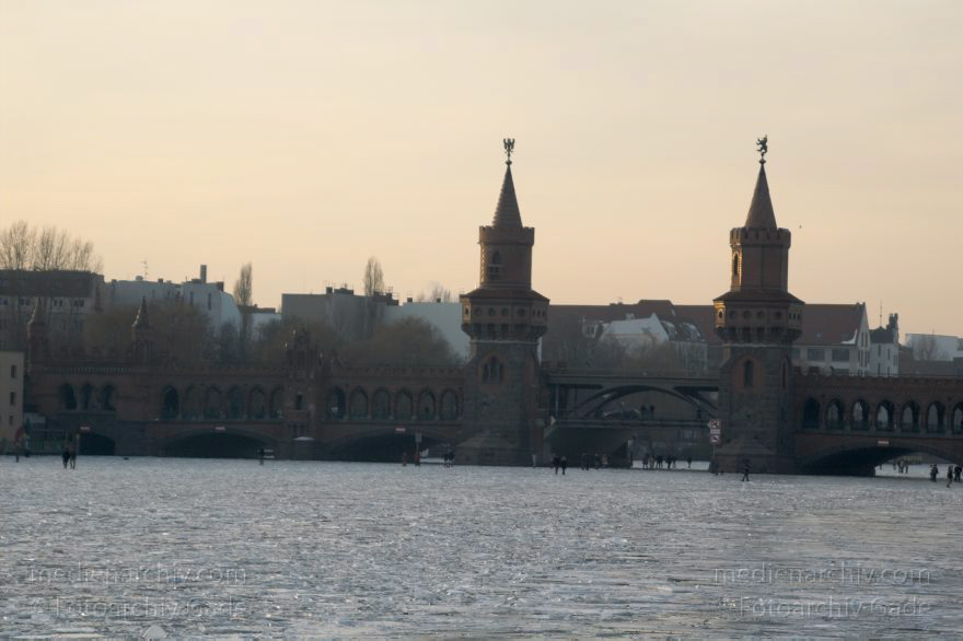 Berlin. Friedrichshain. Oberbaumbrücke. Zugefrorener
29. 1. 2006. Berlin. Friedrichshain. Oberbaumbrücke. Zugefrorener Fluss. Fluß Spree. Bereich zwischen Friedrichshain und Kreuzberg. Winter.
Schlüsselwörter: Berlin;Deutschland;Eis;Fluss;Fluß;Friedrichshain;Germany;Kreuzberg;Oberbaumbrücke;Spree;2006;Winter