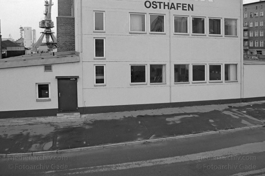 Berlin. Friedrichshains. Treptow.
17. 09. 1996. Berlin. Friedrichshain. Treptow.
Schlüsselwörter: Berlin;Deutschland;Friedrichshain;Germany;1996;Treptow