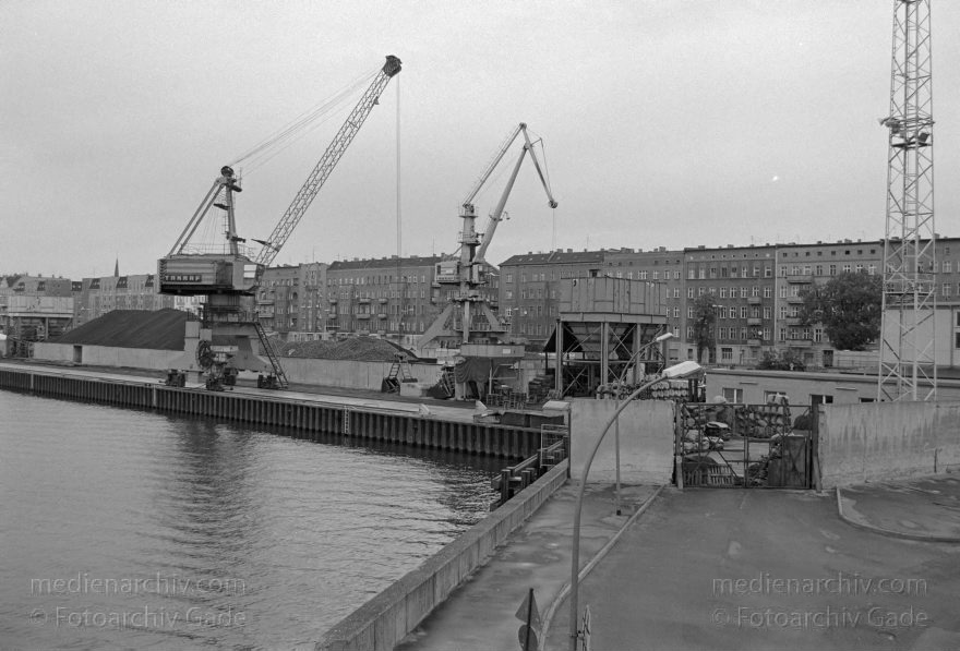 Berlin. Friedrichshains. Treptow. Osthafen an der Spree
17. 09. 1996. Berlin. Friedrichshain. Treptow. Osthafen an der Spree
Schlüsselwörter: Berlin;Deutschland;Friedrichshain;Germany;Osthafen;1996;Treptow