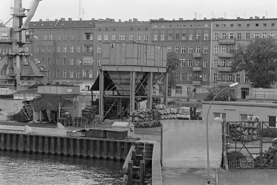 Berlin. Friedrichshains. Treptow. Osthafen an der Spree
17. 09. 1996. Berlin. Friedrichshain. Treptow. Osthafen an der Spree
Schlüsselwörter: Berlin;Deutschland;Friedrichshain;Germany;Osthafen;1996;Treptow