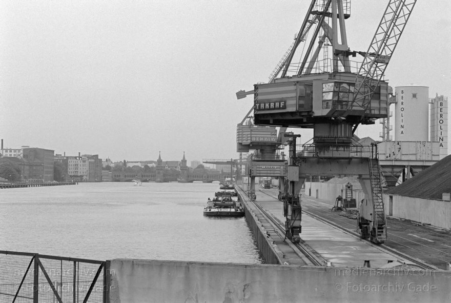 Berlin. Friedrichshains. Treptow. Osthafen an der Spree
17. 09. 1996. Berlin. Friedrichshain. Treptow. Osthafen an der Spree
Schlüsselwörter: Berlin;Deutschland;Friedrichshain;Germany;Osthafen;1996;Treptow