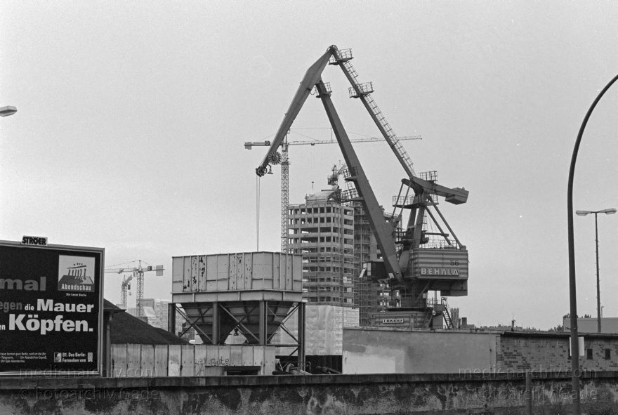 Berlin. Friedrichshains. Treptow. Osthafen an der Spree
17. 09. 1996. Berlin. Friedrichshain. Treptow. Osthafen an der Spree
Schlüsselwörter: Berlin;Deutschland;Friedrichshain;Germany;Osthafen;1996;Treptow