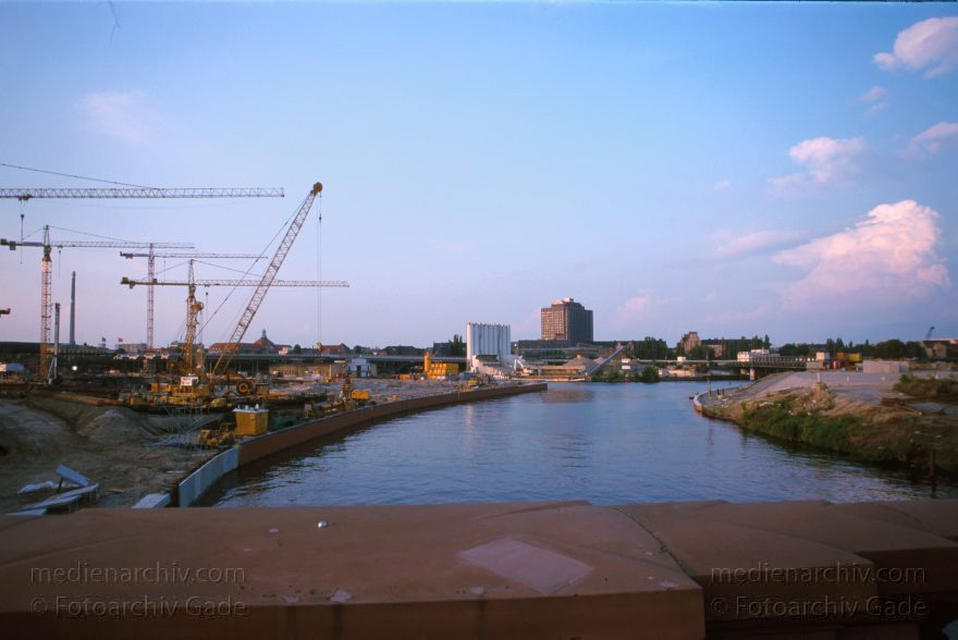 Berlin. Moabit. Baustelle am Lehrter Bahnhof. Spree
14. 5. 2000. Berlin. Mitte. Moabit. Baustelle am Lehrter Bahnhof. Fluss Spree
Schlüsselwörter: Baustelle;Berlin;Deutschland;Fluss;Germany;Lehrter Bahnhof;Moabit;river;2000;Spree