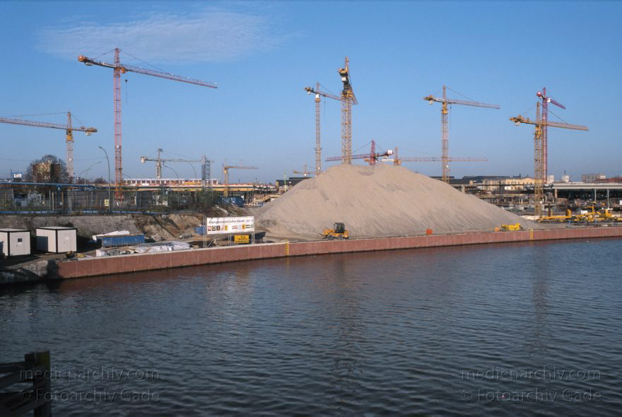 Berlin. Moabit. Baustelle an der Spree zwischen Lehrter Bahnhof und Bundestag
10. Dezember 2000. Berlin. Moabit. Baustelle: An der Spree zwischen Lehrter Bahnhof und Bundestag
Schlüsselwörter: Baustelle;Berlin;Deutschland;Fluss;Germany;Moabit;river;2000;Spree