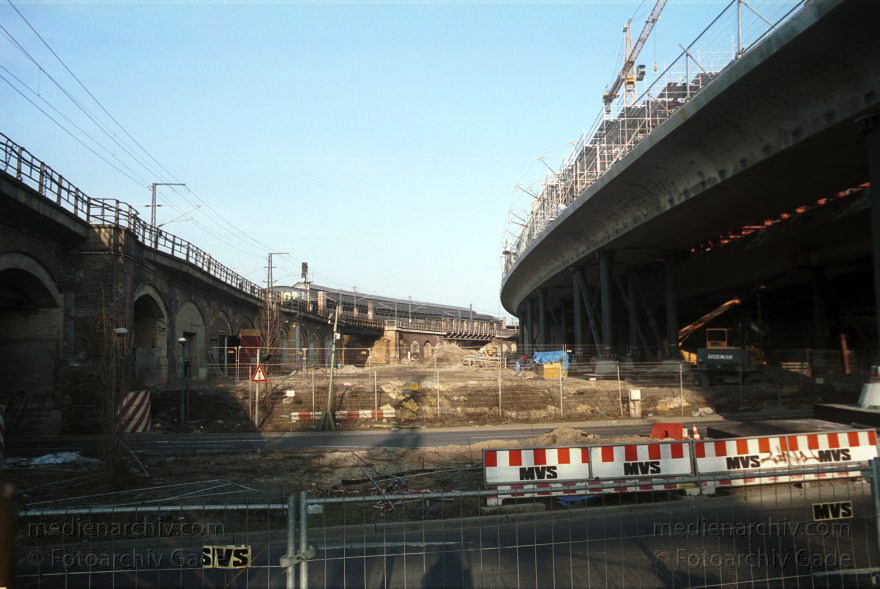 Berlin. Moabit. Baustelle Lehrter Bahnhof.
März 2002. Berlin. Mitte. Moabit. Baustelle Lehrter Bahnhof.
Schlüsselwörter: Berlin;Deutschland;Germany;Lehrter Bahnhof;Mitte;2002;Moabit