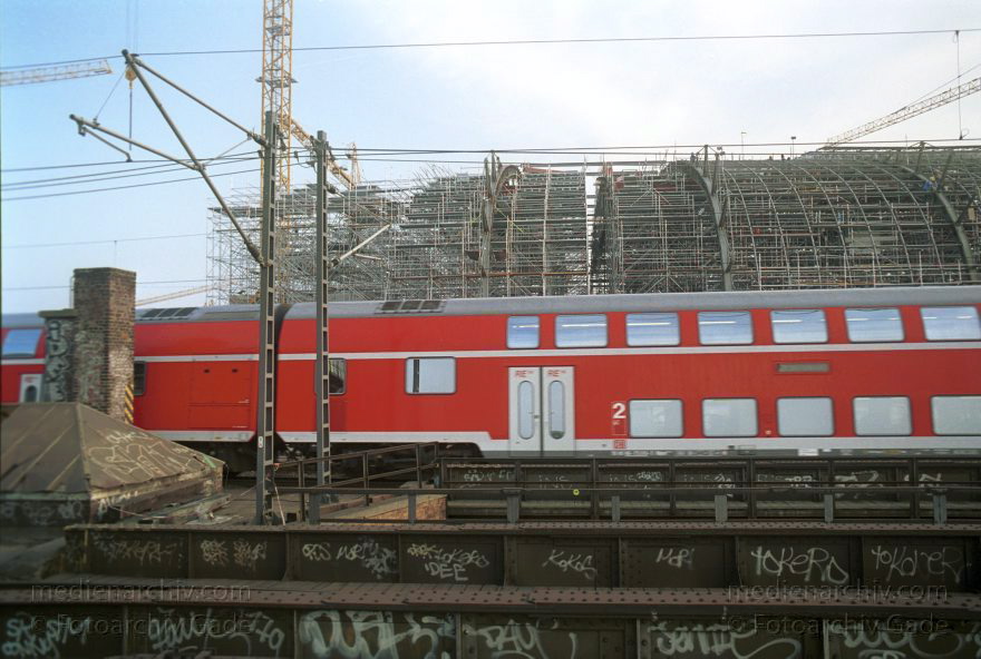 Berlin. Moabit. Verkehr. Bahn. Schiene. Lehrter Stadtbahnhof.
März 2002. Berlin. Mitte. Moabit. Verkehr. Bahn. Schiene. Lehrter Stadtbahnhof.
Schlüsselwörter: Berlin;Deutschland;Eisenbahn;Germany;Lehrter Bahnhof;Lehrter Stadtbahnhof;Mitte;Moabit;Verkehr;2002;Zug