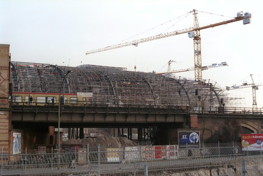 Berlin. Moabit. Baustelle Lehrter Bahnhof.
März 2002. Berlin. Mitte. Moabit. Baustelle Lehrter Bahnhof.
Schlüsselwörter: Berlin;Deutschland;Germany;Lehrter Bahnhof;Mitte;2002;Moabit