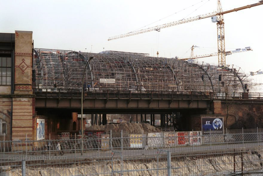 Berlin. Moabit. Baustelle Lehrter Bahnhof.
März 2002. Berlin. Mitte. Moabit. Baustelle Lehrter Bahnhof.
Schlüsselwörter: Berlin;Deutschland;Germany;Lehrter Bahnhof;Mitte;2002;Moabit