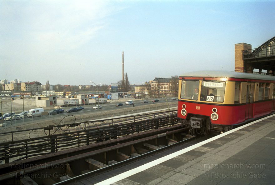 Berlin. Moabit. Verkehr. Bahn. Schiene. Lehrter Stadtbahnhof.
März 2002. Berlin. Mitte. Moabit. Verkehr. Bahn. Schiene. Lehrter Stadtbahnhof.
Schlüsselwörter: Berlin;Deutschland;Germany;Lehrter Bahnhof;Lehrter Stadtbahnhof;Mitte;Moabit;S-Bahn;2002;Verkehr