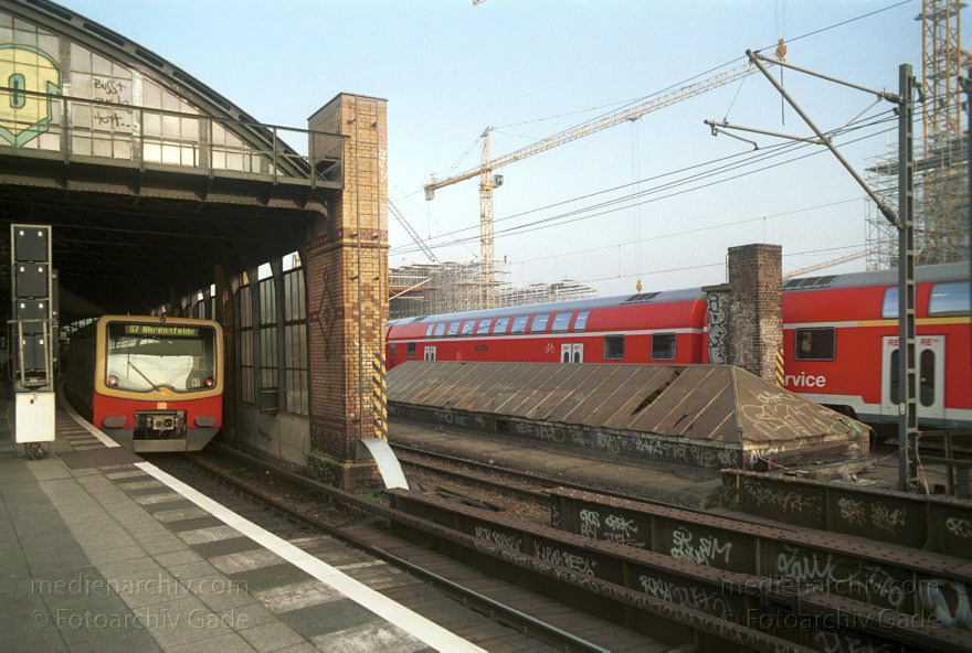 Berlin. Moabit. Verkehr. Bahn. Schiene. Lehrter Stadtbahnhof. S-Bahn und Eisenbahn. Zug.
März 2002. Berlin. Mitte. Moabit. Verkehr. Bahn. Schiene. Lehrter Stadtbahnhof. S-Bahn und Eisenbahn. Zug.
Schlüsselwörter: Berlin;Deutschland;Eisenbahn;Germany;Gleis;Lehrter Bahnhof;Lehrter Stadtbahnhof;Mitte;Moabit;S-Bahn;Verkehr;2002;Zug