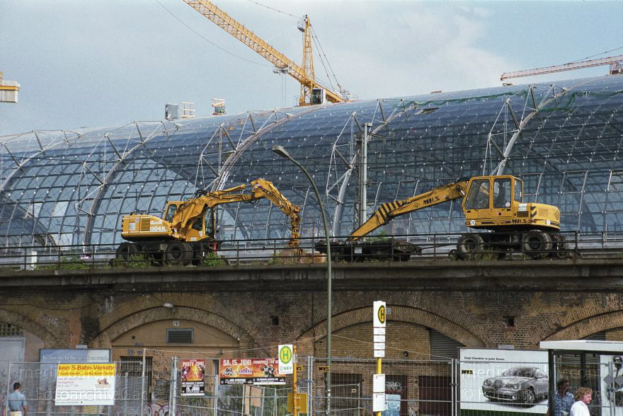 Berlin. Moabit. Baustelle am Lehrter Bahnhof.
Mai 2002. Berlin. Mitte. Moabit. Baustelle am Lehrter Bahnhof.
Schlüsselwörter: Baustelle;Berlin;Berlin Central Station;Berlin Hauptbahnhof;Deutschland;Germany;Hauptbahnhof;Lehrter Bahnhof;Mitte;2002;Moabit