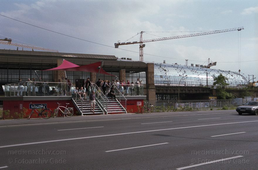 Berlin. Moabit. Baustelle am Lehrter Bahnhof.
22. 6. 2002. Berlin. Mitte. Moabit. Baustelle am Lehrter Bahnhof.
Schlüsselwörter: Baustelle;Berlin;Berlin Central Station;Berlin Hauptbahnhof;Deutschland;Germany;Hauptbahnhof;Lehrter Bahnhof;Mitte;2002;Moabit
